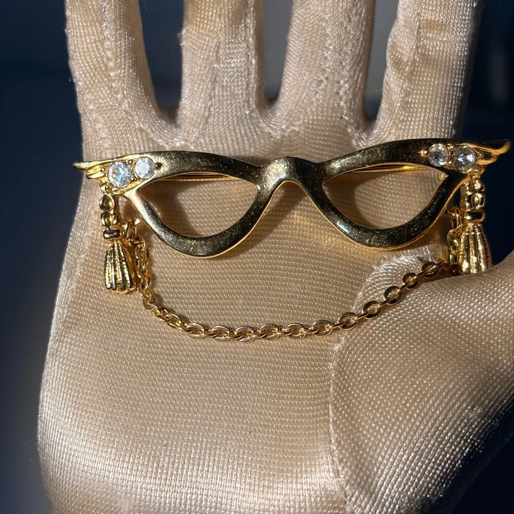 Vintage Avon Brooch Cat Eye Glasses Clear Rhinestones Gold Tone Hanging Chain - Picture 3 of 5